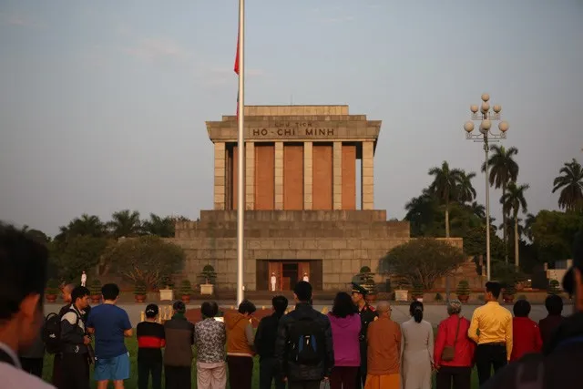 Treo cờ rủ Quốc tang nguyên Thủ tướng Phan Văn Khải
