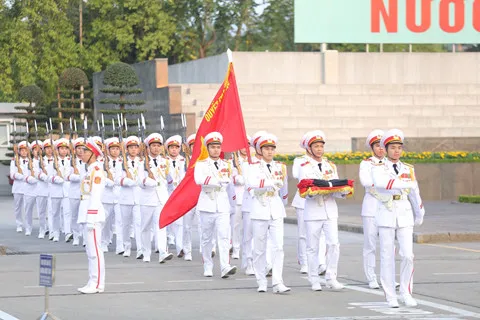Treo cờ rủ Quốc tang nguyên Thủ tướng Phan Văn Khải