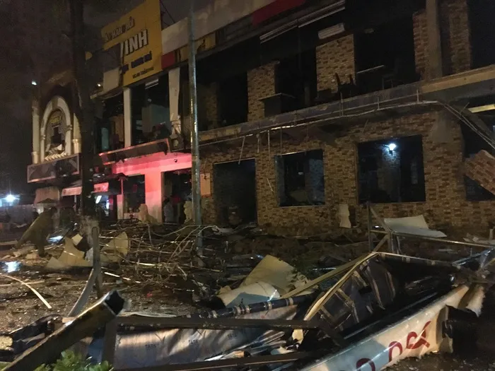 Nghệ An: Một tòa nhà hai tầng nổ giữa đêm