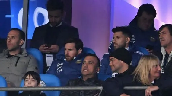 Messi và Aguero trên khán đài