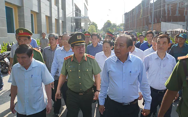Phó Thủ tướng Thường trực Trương Hòa Bình đã đến thăm và tặng quà các hộ dân bị thiệt hại do cháy