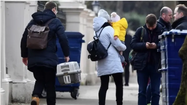 Các nhà ngoại giao Nga và gia đình rời Đại sứ quán Nga ở London (Anh), ngày 20/3. (Nguồn: Reuters)