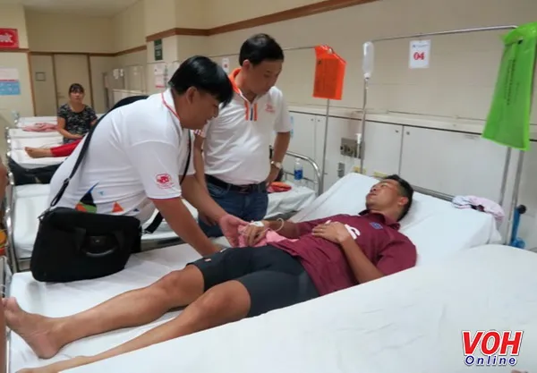 Đại diện nhà tài trợ Tôn Đông Á thăm hỏi Lê Văn Duẩn tại bệnh viện và hỗ trợ anh số tiền 10 triệu đồng