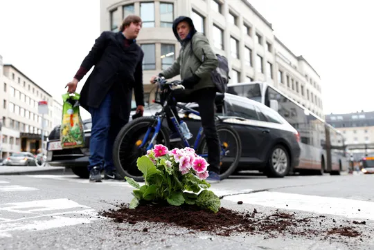 Người dân các nước làm gì với ổ gà trên đường ?