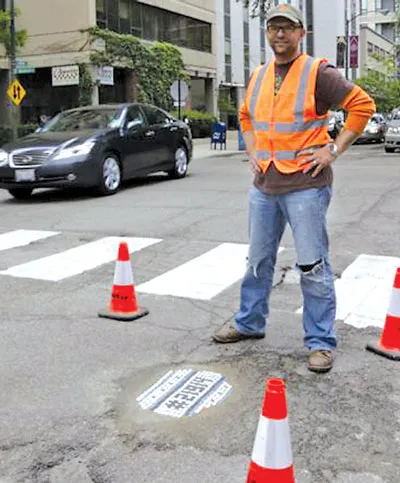 Người dân các nước làm gì với ổ gà trên đường ?