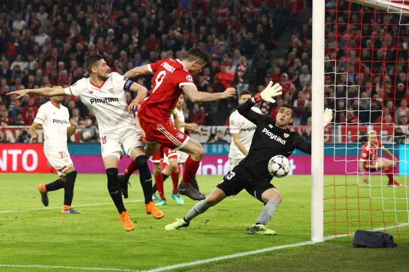 Robert Lewandowski thực hiện pha dứt điểm trận Bayern Munich - Sevilla