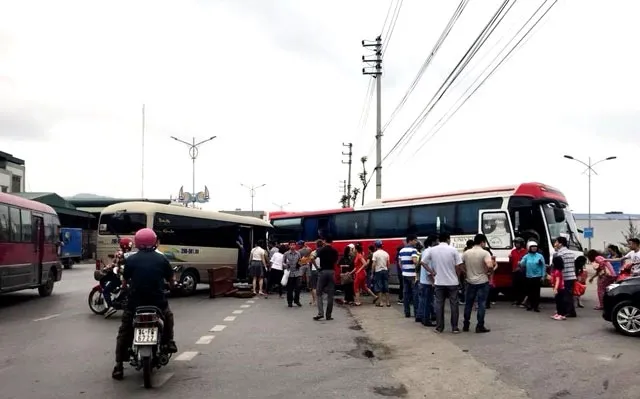 Hai xe khách va chạm ở Quảng Ninh, 14 người bị thương