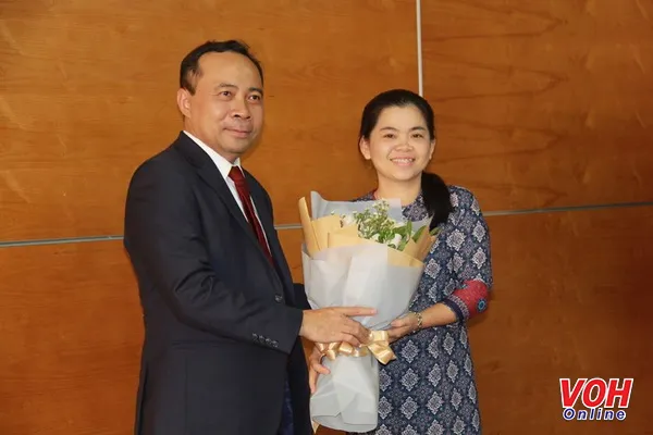 PGS.TS Vũ Hải Quân - Phó Giám đốc Đại học Quốc Gia TPHCM chúc mừng TS Nguyễn Thị Hiệp