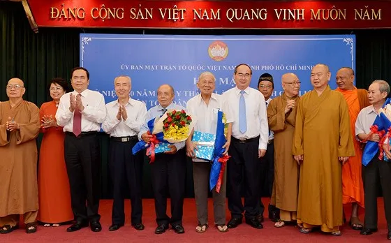 Bí thư Thành ủy TPHCM Nguyễn Thiện Nhân cùng các đại biểu tại buổi họp mặt