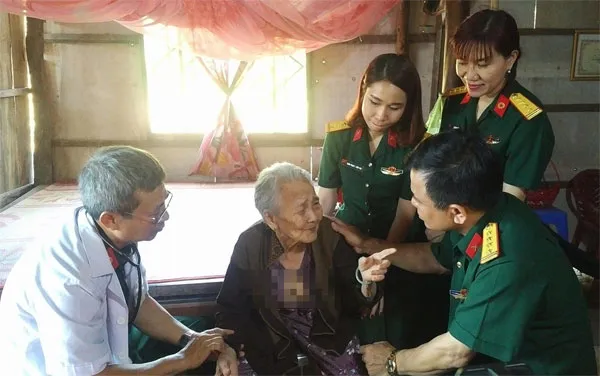 Khám bệnh, phát thuốc miễn phí và tặng quà cho nhân dân tỉnh Tiền Giang