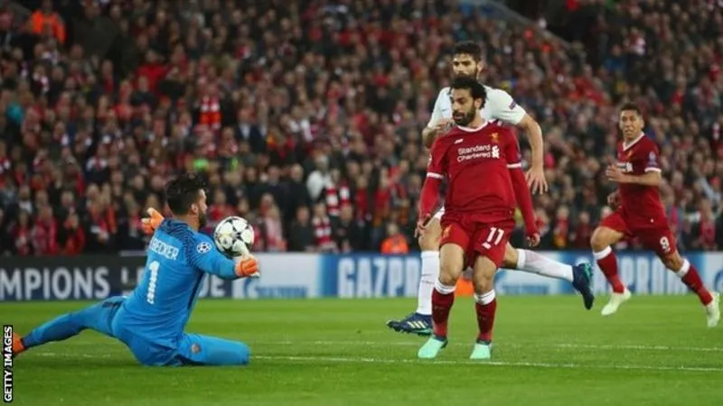 Salah trong pha đối mặt thủ môn AS Roma trong trận bán kết Cup C1 Champions League 2018