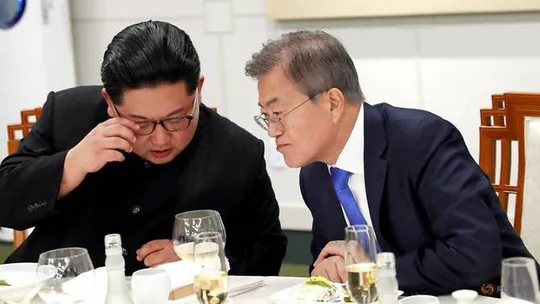 Lãnh đạo Kim Jong-un (trái) và Tổng thống Moon Jae-in
