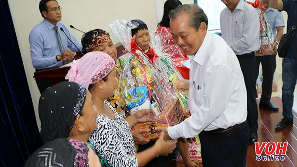 Phó thủ tướng Trương Hoà Bình tặng quà cho bà con dân tộc Chăm
