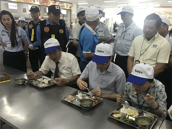 Phó Thủ tướng Vũ Đức Đam tham quan chuỗi thực phẩm an toàn và bếp ăn tập thể