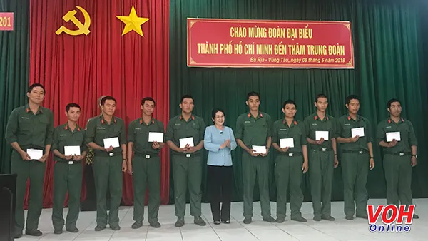Phó Bí thư Thành ủy Võ Thị Dung thăm chiến sĩ nhập ngũ