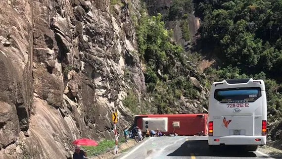 Xe khách tông vách núi, 2 người chết, 5 người bị thương