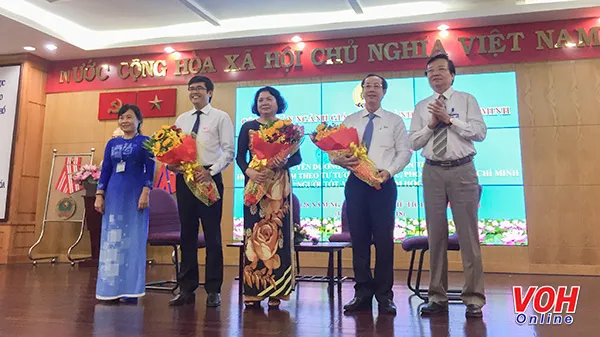 Lãnh đạo Sở GD& ĐT tặng hoa cho các cá nhân điển hình học tập và làm theo tư tưởng, đạo đức, phong cách Hồ Chí Minh