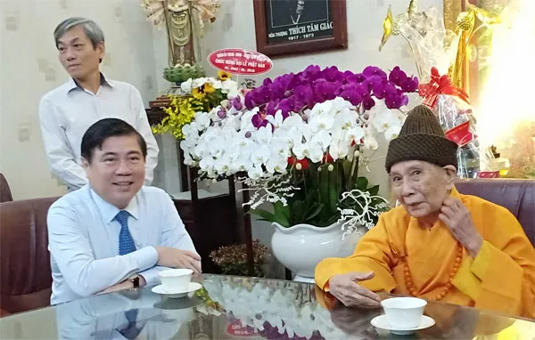 Chủ tịch UBND TP thăm chúc mừng các cá nhân tiêu biểu của Phật giáo