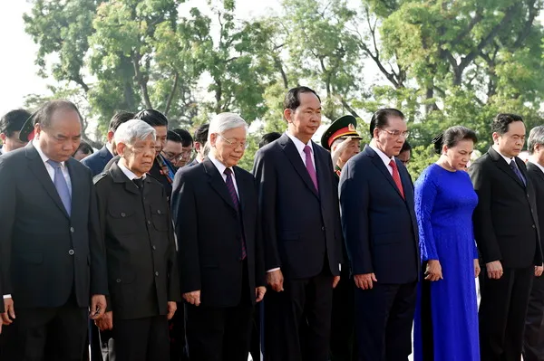 Tin TPHCM ngày 18/05/2018: Lãnh đạo Đảng, Nhà nước vào Lăng viếng Chủ tịch Hồ Chí Minh 2