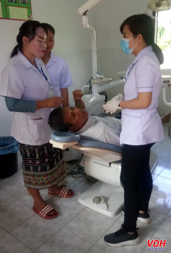 Đoàn khám chữa bệnh từ thiện Bệnh viện Quận 2 đến với bà con nghèo nước bạn Lào