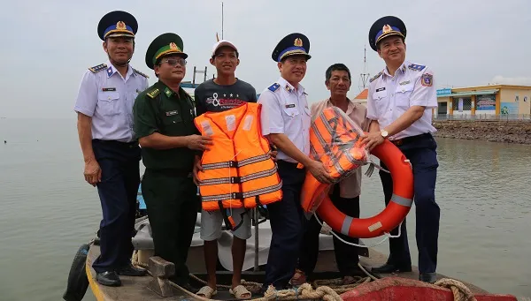Cảnh sát biển 3 đồng hành cùng ngư dân