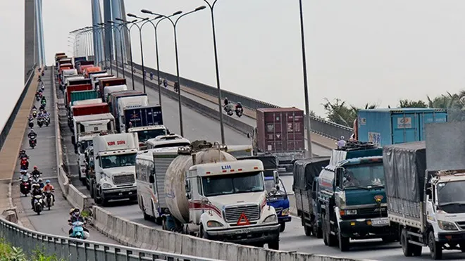 Xe tải và container vị dồn lại trên cầu Phú Mỹ hàng giờ