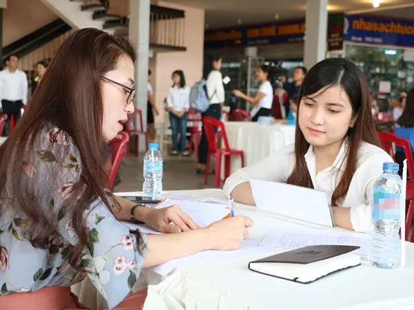Sinh viên tham gia phỏng vấn tại Ngày hội Phỏng vấn tuyển dụng năm 2017. 