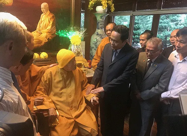 Chủ tịch Ủy ban Trung ương MTTQ Việt Nam thăm Hòa thượng Thích Thanh Từ