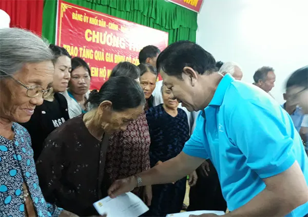 Đoàn đại biểu TPHCM thăm và tặng quà cho người dân huyện đảo Lý Sơn
