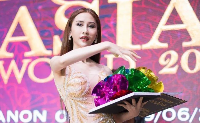 Chi Nguyễn trình diễn ảo thuật trong buổi ra mắt đại diện Việt Nam tại Miss Asia World