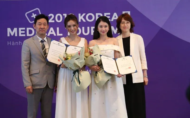 MC Quỳnh Chi và người mẫu Kelly Nguyễn được được diện Tổng cục du lịch Hàn Quốc tại Việt Nam trao giấy chứng nhận