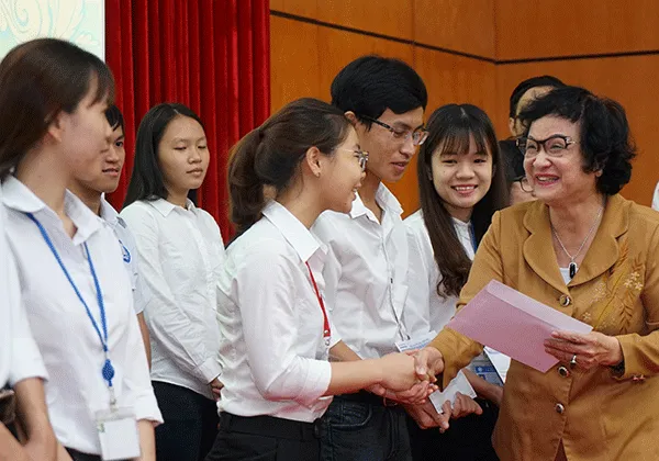 Trao hơn 140 suất học bổng Nguyễn Văn Hưởng cho sinh viên ngành y năm 2018  