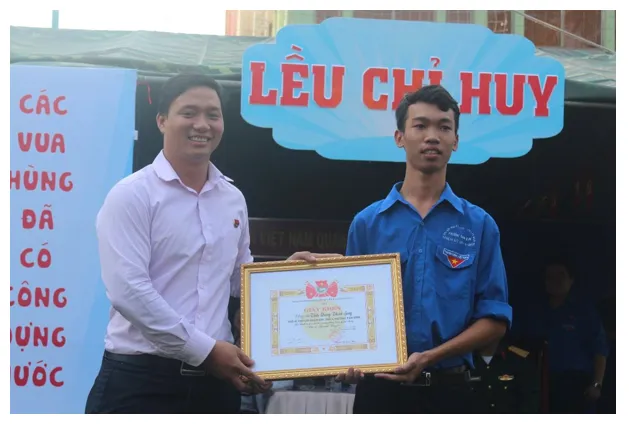 Thanh Sang nhận giấy khen từ Thành Đoàn TP.HCM