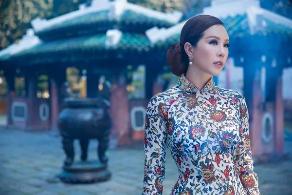 Hoa hậu Thu Hoài đẹp nền nã trong thiết kế áo dài của Công Trí