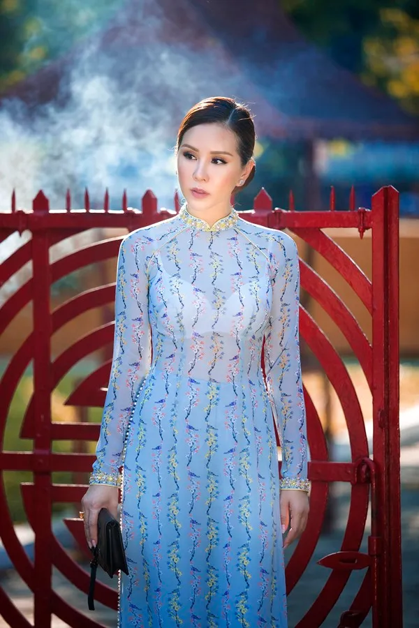 Hoa hậu Thu Hoài đẹp nền nã trong thiết kế áo dài của Công Trí