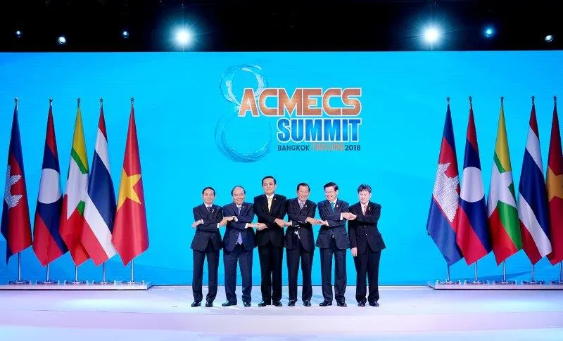 Thủ tướng Nguyễn Xuân Phúc cùng các trưởng đoàn dự Hội nghị ACMECS. - Ảnh: VGP/Quang Hiếu