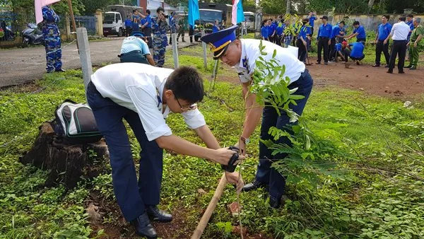 Tuổi trẻ BTL Vùng Cảnh sát biển 3 tham gia trồng cây.  