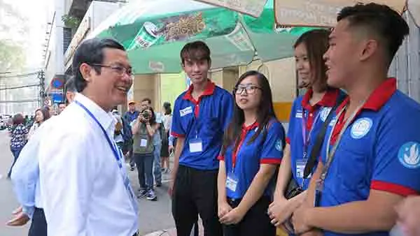 Thứ trưởng Bộ GD-ĐT Nguyễn Văn Phúc thăm hỏi sinh viên tình nguyện tại điểm thi Trường THPT Bùi Thị Xuân, quận 3
