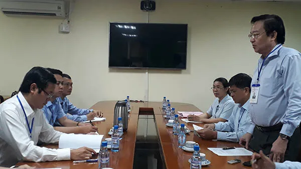 Giám đốc Sở GD-ĐT TP Lê Hồng Sơn báo cáo công tác thi với Thứ trưởng Bộ GD-ĐT Nguyễn Văn Phúc làm việc với Sở GD-ĐT TP về công tác thi THPT Quốc gia 2018