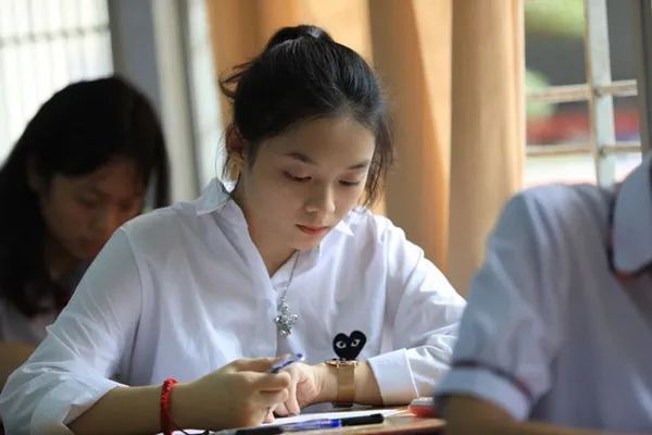 Các thí sinh chuẩn bị thi môn toán tại điểm thi trường THPT Bùi Thị Xuân, Q.1,TP.HCM - Ảnh: TTO 