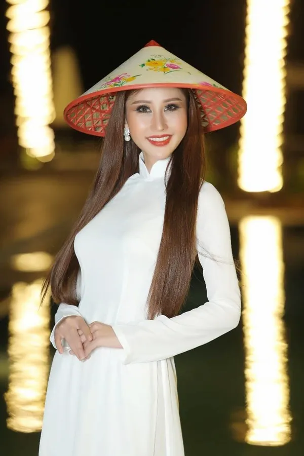 Chi Nguyễn gặp sự cố trang phục phải thay bằng áo dài trắng.  