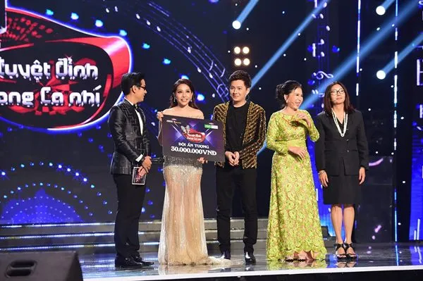 bộ đôi Khả Như – Ngô Kiến Huy nhận giải thưởng 30 triệu đồng “Cặp HLV ấn tượng”.