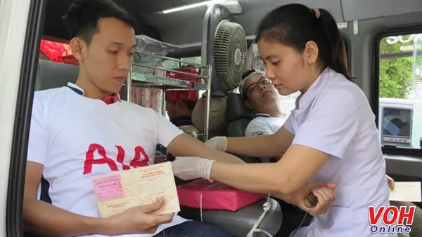Công nhân viên chức lao động quận 1 tham gia hiến máu tình nguyện. 