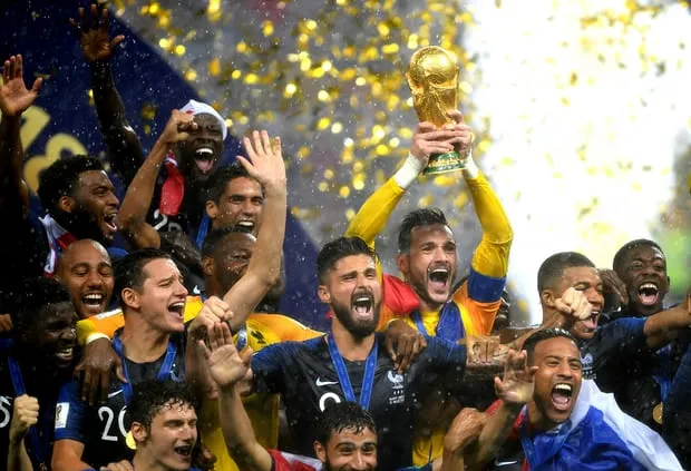 Hugo Lloris giương cao chiếc cúp vàng world cup 2018