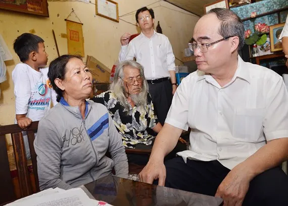 Bí thư Thành ủy Nguyễn Thiện Nhân thăm hỏi người dân tái định cư Thủ Thiêm