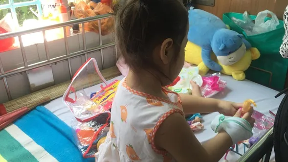 Bé gái 3 tuổi có bướu lạ trong phế quản