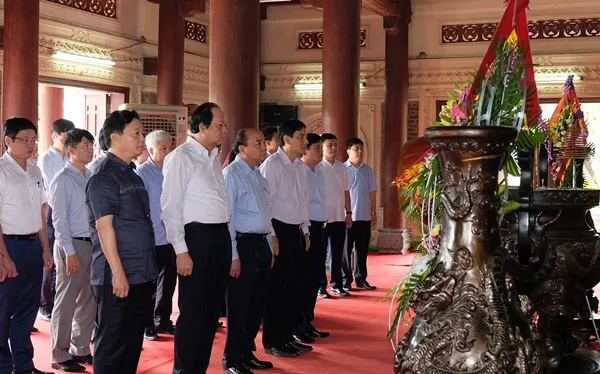 Thủ tướng và đoàn công tác dâng hương tưởng nhớ các anh hùng, liệt sĩ hy sinh tại Truông Bồn. Ảnh: VGP/Quang Hiếu