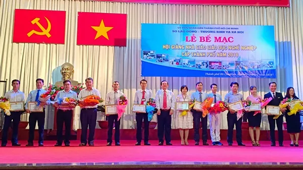Ông Lê Minh Tấn – Giám đốc Sở Lao động – Thương binh và Xã hội TP trao bằng khen cho các giáo viên đạt giải nhất và nhì.