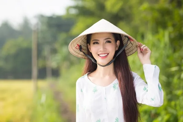 Phan Thị Mơ mặc áo bà ba, đội nón lá giản dị trong Tourims Video `