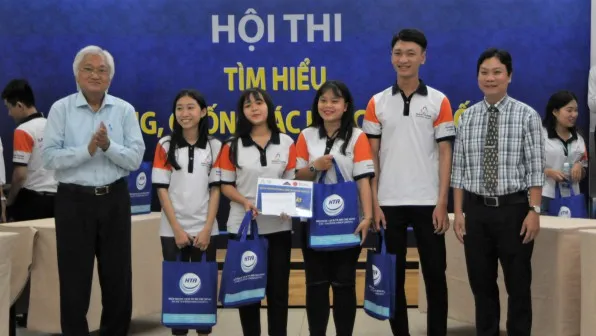 Đại diện Hiệp hội Du lịch TPHCM trao giải nhất cho các thí sinh đạt giải, Lớp Cao đẳng lữ hành N13, TPHCM